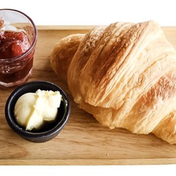 ST2  ครัวซองต์ เนยแยม Croissant with Butter & Jam