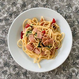 สปาเก็ตตี้แฮมผัดพริกแห้ง