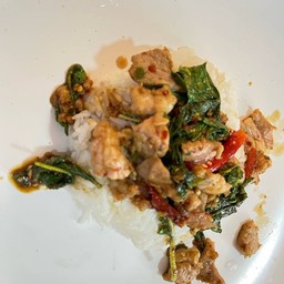 ข้าวกะเพราหมูชิ้น