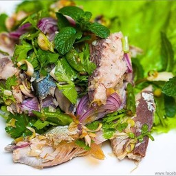 ข้าวยำแซ่บปลาทูแกะ+ไข่ต้ม