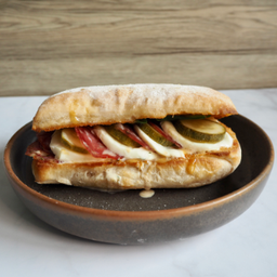 J2 Salami & Pickle sandwich แซนวิชซาลามี่กับผักดอง