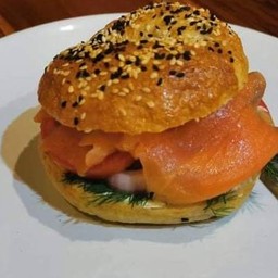  ขนมปังเบเกิ้ลอร่อย ทานเข้ากันกับครีมชีสปลาส้ม