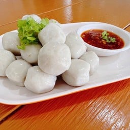 ลูกชิ้นปลาลวก น้ำจิ้มแซ่บ