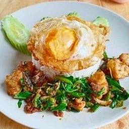 ก๋วยเตี๋ยวต้มยำรสเด็ด & หอมกะเพรา-นวลแก้ว ถนนนวลแก้ว