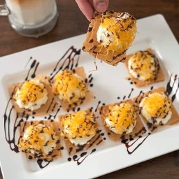 โรตีทิชชู่วิปครีม + ฝอยทอง +ช็อคโกแลต