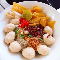 ก๋วยเตี๋ยวแห้งยำลูกชิ้นหมูล้วน