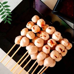 ลูกชิ้นหมูทิพย์ ชุดกลาง 15 ไม้ พร้อมน้ำจิ้มเด็ดจริง
