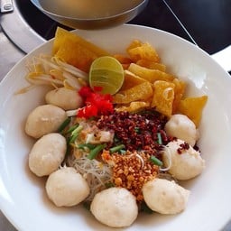 ก๋วยเตี๋ยวน้ำยำลูกชิ้นหมูล้วน