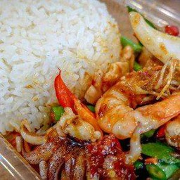 ข้าวราดผัดพริกแกงทะเล