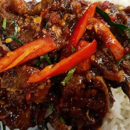 ข้าวราดผัดพริกแกงปลาดุกทอดกรอบ