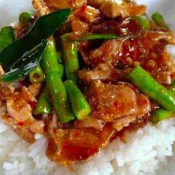 ข้าวราดผัดพริกแกงหมูชิ้น