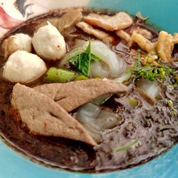 เส้นใหญ่น้ำตกหมู