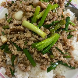 หมูสับผัดต้นหอมราดข้าว