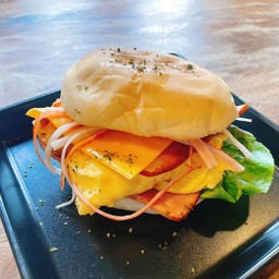 ขนมปังเจ้าก้อน แฮม + ไส้กรอก + ไข่ + ชีส