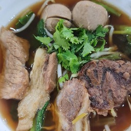 ก๋วยเตี๋ยวเนื้อตุ๋น