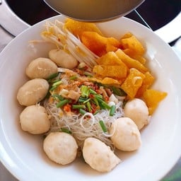 ก๋วยเตี๋ยวน้ำใสลูกชิ้นหมูล้วน