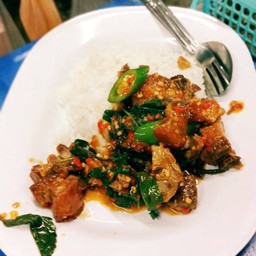 ผัดกระเพราหมูกรอบ ราดข้าว