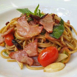 สปาเก็ตตี้ผัดพริกแห้งเบคอน