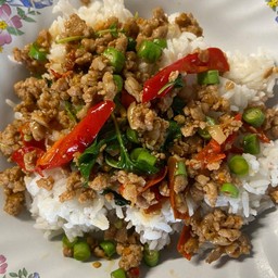 กระเพราหมูสับราดข้าว