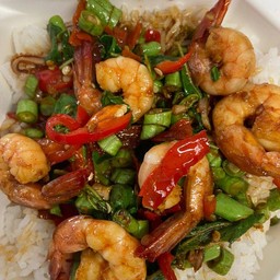 กระเพรากุ้งราดข้าว