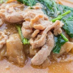 ราดหน้า-เส้นใหญ่-.