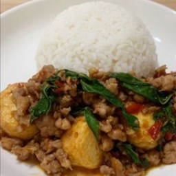 ข้าวกระเพราหมูสับเต้าหู้ไข่ทอด