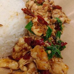 กะเพราไก่+กาก พริกแห้ง