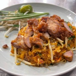 ผัดไทยโบราณหมูทอด (วุ้นเส้น) Authentic Padthai with Deep Fried Pork (Glass Noodle)