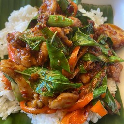 ผัดพริกแกงหมูราดข้าว