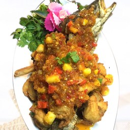 ปลากะพงราดซอสสัปปะรด(ครัวคุณต๋อย)