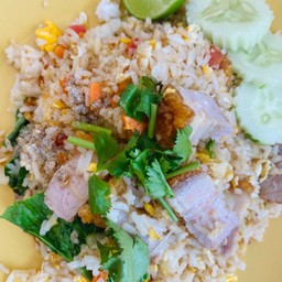 ข้าวผัดหมูกรอบ
