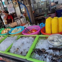 ร้านยำแซ่บปากเจ่อ หน้าโลตัสหนองแขม