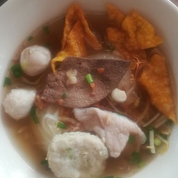ก๋วยเตี๋ยวลูกชิ้นหมูพริกกะเหรี่ยง