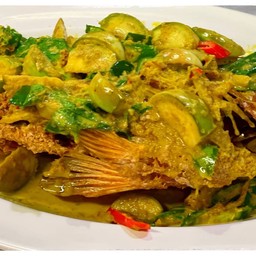 ปลากะพงทอดราดแกงเขียวหวาน