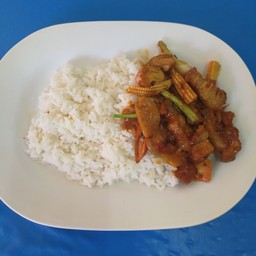 ผัดนํ้าพริกเผา