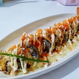 ข้าวห่อสาหร่ายใส้กุ้งทอด&แซลมอนชุบแป้งทอด โรล 8 ชิ้น