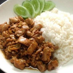 หมูกระเทียมราดข้าว