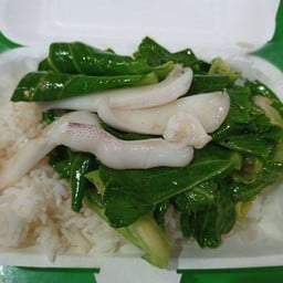 ผัดแขนงปลาหมึกราดข้าว