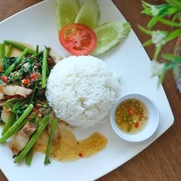 ข้าวผัดผักบุ้งหมูกรอบ