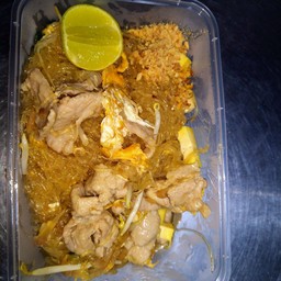 ผัดไทยวุ้นเส้นใส่หมู