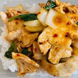 ผัดพริกเผาไก่ราดข้าว