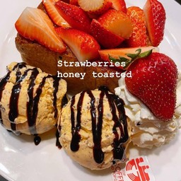 Strawberry Toast 2 Scoops ฮันนี้โทสต์สตรอว์เบอร์รี่ (ตามฤดูกาล)