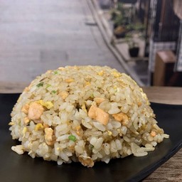 ข้าวผัดปลาแซลมอน