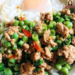 กระเพราถั่วหั่นพริกสดไข่ดาวราดข้าวอิ่มๆ