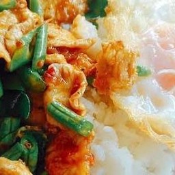 ข้าวผัดพริกแกง