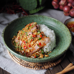 ข้าวคอหมูทอดพริกเกลือ