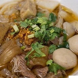 ก๋วยเตี๋ยวน้ำใสเนื้อ