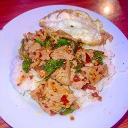 กระเพาเนื้อหมูไข่ดาว