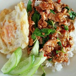 กระเพราหมูชิ้นราดข้าวอิ่มๆไข่ดาวฟรีจร้า