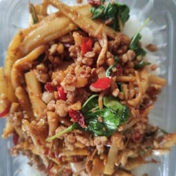 ข้าวกะเพราหน่อไม้